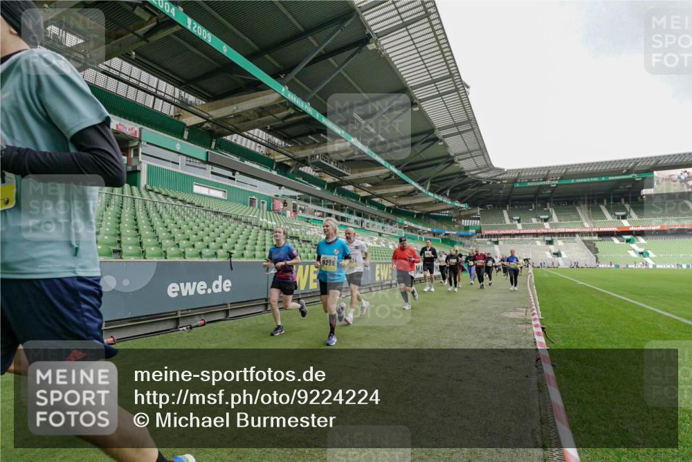 05.10.2025 - 20. swb-Marathon Bremen Michael Burmester http://msf.ph/oto/9224224 05.10.2025 10:32:54 Laufen im Stadion 7165, 8326, 8333, 9176, 9187, 9195, 9197, 9238, 9260, 9268, 9284, 9295, 9313, 9318, 9367, 9392, 9402, 9407, 9436, 9439, 9456, 9461, 9464, 9475, 9492, 9494, 9514, 9517, 9539, 9548, 9570, 9574, 9650, 9703, 9754, 9776, 9830, 9834, 9835, 9856, 9868, 9900, 9918, 9933, 9939, 9950, 9957, 9985, 10007, 10008, 10034, 10042, 10046, 10097, 10174, 10215, 10234, 10253, 10308, 10309, 10326, 10349, 10385, 10387, 10388, 10394, 10402, 10416, 10436, 10460, 10475, 10487 meine-sportfotos.de