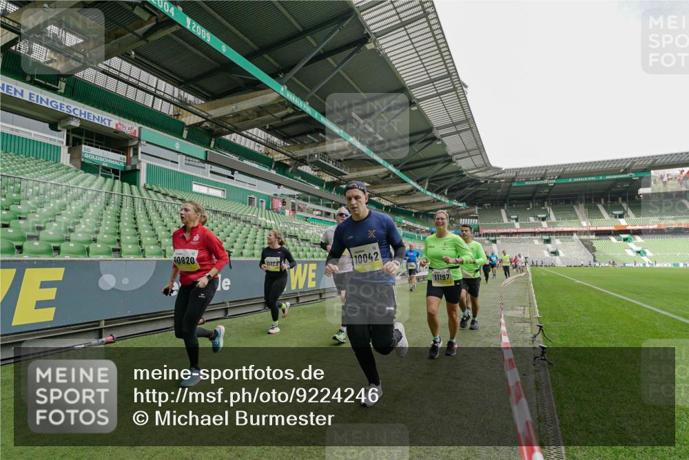 05.10.2025 - 20. swb-Marathon Bremen Michael Burmester http://msf.ph/oto/9224246 05.10.2025 10:33:05 Laufen im Stadion 7077, 7165, 9187, 9195, 9197, 9238, 9258, 9260, 9268, 9284, 9295, 9318, 9359, 9367, 9392, 9402, 9407, 9456, 9461, 9464, 9475, 9492, 9494, 9514, 9517, 9539, 9548, 9570, 9574, 9577, 9650, 9654, 9703, 9754, 9830, 9835, 9856, 9900, 9918, 9933, 9939, 9950, 10007, 10008, 10034, 10042, 10046, 10097, 10174, 10232, 10233, 10234, 10253, 10256, 10308, 10309, 10323, 10326, 10349, 10385, 10387, 10388, 10394, 10402, 10416, 10436, 10475, 10484, 10487, 10533, 10915 meine-sportfotos.de