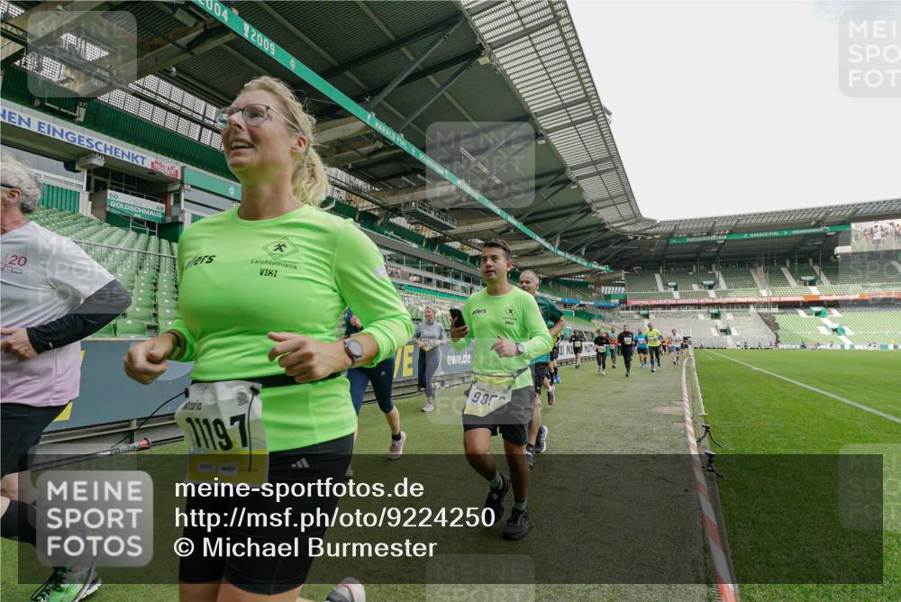 05.10.2025 - 20. swb-Marathon Bremen Michael Burmester http://msf.ph/oto/9224250 05.10.2025 10:33:07 Laufen im Stadion 7077, 7165, 9187, 9195, 9197, 9238, 9258, 9260, 9295, 9318, 9359, 9367, 9392, 9402, 9407, 9456, 9461, 9464, 9475, 9492, 9494, 9514, 9539, 9548, 9570, 9574, 9577, 9650, 9654, 9703, 9717, 9754, 9835, 9856, 9900, 9918, 9933, 9935, 9939, 9950, 10007, 10008, 10034, 10042, 10046, 10097, 10174, 10232, 10233, 10234, 10253, 10256, 10308, 10309, 10323, 10326, 10349, 10385, 10387, 10388, 10394, 10402, 10416, 10436, 10475, 10484, 10487, 10533, 10915, 10992 meine-sportfotos.de