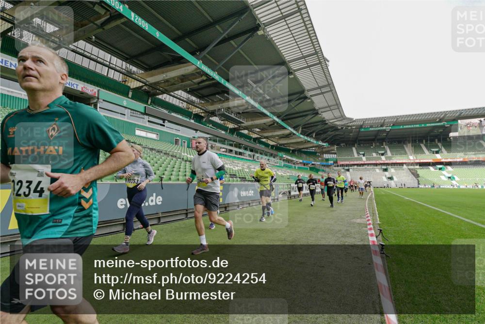 05.10.2025 - 20. swb-Marathon Bremen Michael Burmester http://msf.ph/oto/9224254 05.10.2025 10:33:08 Laufen im Stadion 7077, 7165, 9187, 9195, 9197, 9238, 9258, 9260, 9295, 9318, 9359, 9367, 9392, 9402, 9407, 9456, 9461, 9464, 9475, 9492, 9494, 9514, 9539, 9548, 9570, 9574, 9577, 9650, 9654, 9703, 9717, 9754, 9835, 9856, 9900, 9918, 9933, 9935, 9939, 9950, 10007, 10008, 10032, 10034, 10042, 10046, 10097, 10174, 10232, 10233, 10234, 10253, 10256, 10308, 10309, 10323, 10326, 10349, 10387, 10388, 10394, 10402, 10416, 10436, 10475, 10484, 10487, 10533, 10915, 10992 meine-sportfotos.de