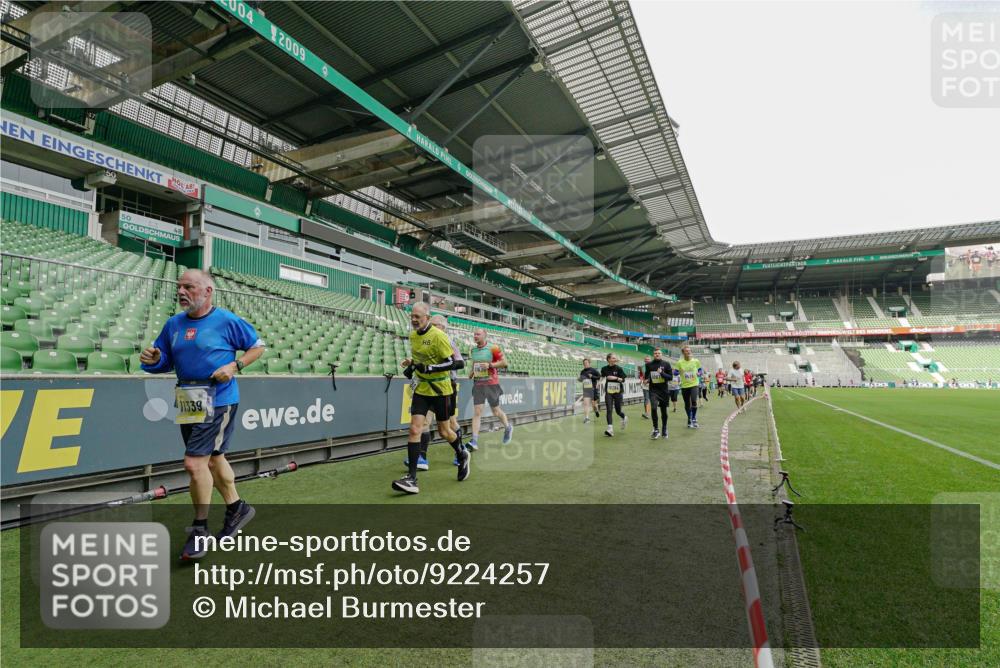 05.10.2025 - 20. swb-Marathon Bremen Michael Burmester http://msf.ph/oto/9224257 05.10.2025 10:33:09 Laufen im Stadion 7077, 7165, 9187, 9195, 9197, 9238, 9258, 9260, 9295, 9318, 9359, 9367, 9392, 9402, 9407, 9456, 9461, 9464, 9475, 9492, 9494, 9514, 9539, 9541, 9548, 9570, 9574, 9577, 9650, 9654, 9703, 9717, 9754, 9835, 9856, 9900, 9918, 9933, 9935, 9939, 9950, 10007, 10008, 10032, 10034, 10042, 10046, 10097, 10174, 10232, 10233, 10234, 10253, 10256, 10308, 10309, 10323, 10326, 10349, 10387, 10388, 10394, 10402, 10416, 10436, 10475, 10484, 10487, 10533, 10915, 10992 meine-sportfotos.de