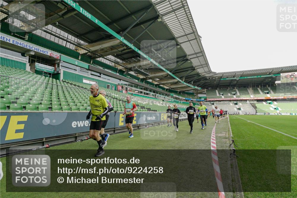05.10.2025 - 20. swb-Marathon Bremen Michael Burmester http://msf.ph/oto/9224258 05.10.2025 10:33:10 Laufen im Stadion 7077, 7165, 9187, 9195, 9197, 9238, 9258, 9260, 9295, 9318, 9359, 9367, 9392, 9402, 9407, 9424, 9456, 9461, 9464, 9475, 9492, 9494, 9514, 9539, 9541, 9548, 9570, 9574, 9577, 9650, 9654, 9703, 9717, 9754, 9835, 9856, 9900, 9918, 9933, 9935, 9939, 9950, 10007, 10008, 10032, 10034, 10042, 10046, 10097, 10174, 10232, 10233, 10234, 10253, 10256, 10308, 10309, 10323, 10326, 10349, 10387, 10388, 10394, 10402, 10436, 10475, 10484, 10487, 10533, 10915, 10992 meine-sportfotos.de