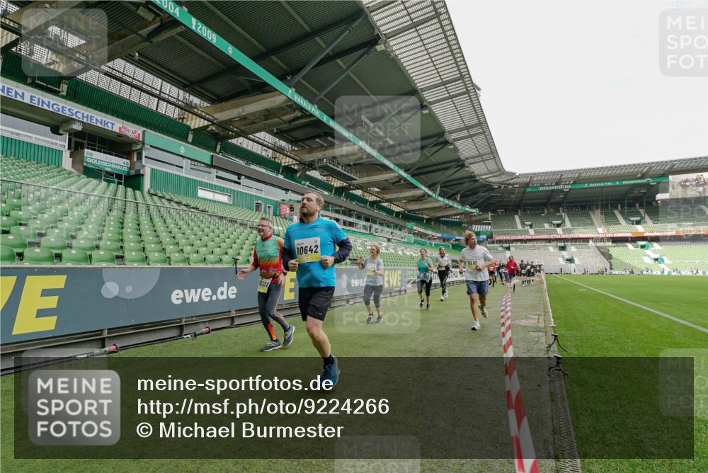 05.10.2025 - 20. swb-Marathon Bremen Michael Burmester http://msf.ph/oto/9224266 05.10.2025 10:33:13 Laufen im Stadion 7077, 7165, 9187, 9195, 9197, 9221, 9258, 9260, 9282, 9295, 9318, 9359, 9367, 9392, 9402, 9407, 9424, 9461, 9464, 9475, 9492, 9494, 9539, 9541, 9548, 9569, 9570, 9574, 9577, 9650, 9654, 9703, 9717, 9754, 9835, 9855, 9856, 9900, 9918, 9933, 9935, 9939, 9950, 10007, 10008, 10032, 10034, 10042, 10046, 10097, 10174, 10232, 10233, 10234, 10253, 10256, 10308, 10309, 10323, 10326, 10349, 10387, 10394, 10402, 10436, 10475, 10484, 10487, 10533, 10915, 10992 meine-sportfotos.de
