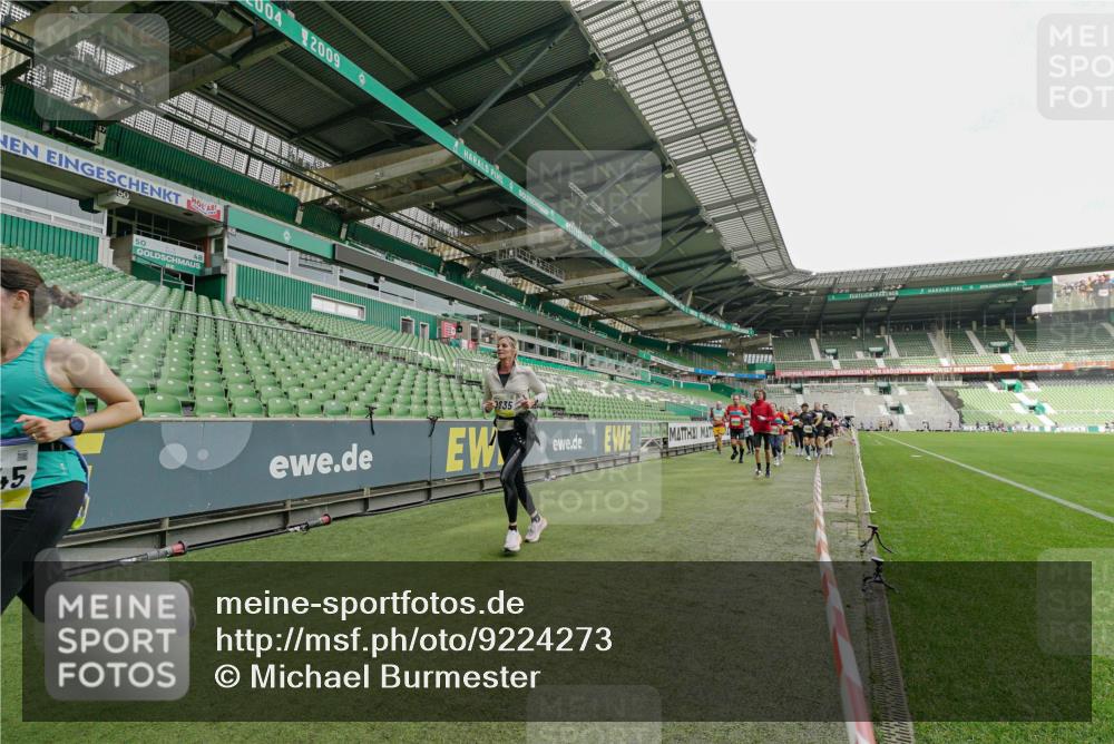 05.10.2025 - 20. swb-Marathon Bremen Michael Burmester http://msf.ph/oto/9224273 05.10.2025 10:33:16 Laufen im Stadion 7077, 9187, 9195, 9197, 9221, 9258, 9260, 9282, 9295, 9318, 9359, 9367, 9392, 9402, 9407, 9424, 9461, 9464, 9475, 9492, 9494, 9539, 9541, 9548, 9569, 9570, 9574, 9577, 9633, 9650, 9654, 9703, 9717, 9754, 9835, 9855, 9856, 9900, 9918, 9933, 9935, 9939, 9950, 10007, 10008, 10032, 10034, 10042, 10046, 10097, 10174, 10232, 10233, 10234, 10253, 10256, 10308, 10309, 10323, 10326, 10349, 10387, 10394, 10402, 10436, 10475, 10484, 10533, 10755, 10915, 10992, 7165 meine-sportfotos.de