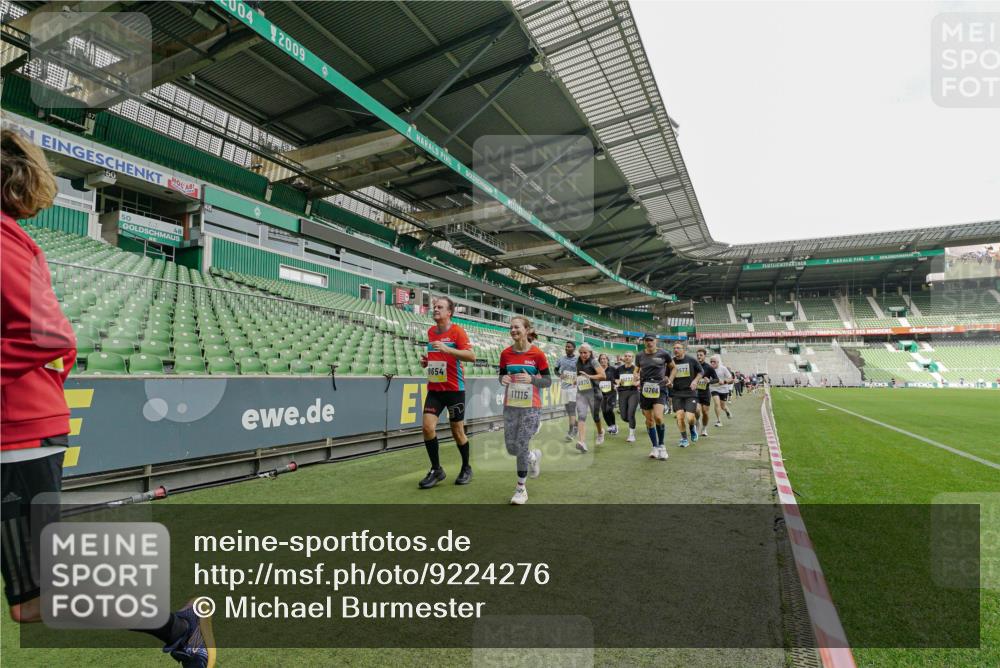 05.10.2025 - 20. swb-Marathon Bremen Michael Burmester http://msf.ph/oto/9224276 05.10.2025 10:33:21 Laufen im Stadion 7077, 9000, 9187, 9195, 9197, 9221, 9258, 9260, 9282, 9295, 9318, 9359, 9367, 9392, 9402, 9407, 9424, 9461, 9464, 9475, 9492, 9520, 9539, 9541, 9560, 9569, 9570, 9574, 9577, 9633, 9650, 9654, 9703, 9717, 9754, 9835, 9855, 9856, 9900, 9918, 9933, 9935, 9939, 9950, 10007, 10008, 10032, 10034, 10042, 10097, 10174, 10232, 10233, 10234, 10253, 10256, 10308, 10309, 10323, 10326, 10349, 10387, 10394, 10402, 10436, 10475, 10484, 10533, 10591, 10755, 10794, 10915, 10992, 7165 meine-sportfotos.de