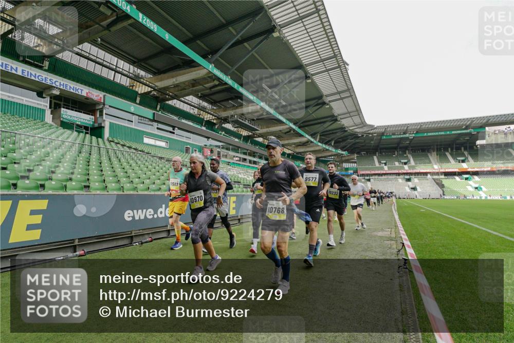 05.10.2025 - 20. swb-Marathon Bremen Michael Burmester http://msf.ph/oto/9224279 05.10.2025 10:33:22 Laufen im Stadion 7077, 9000, 9187, 9195, 9197, 9221, 9258, 9260, 9282, 9295, 9318, 9359, 9367, 9392, 9402, 9407, 9424, 9461, 9464, 9475, 9492, 9520, 9539, 9541, 9560, 9569, 9570, 9574, 9577, 9633, 9650, 9654, 9703, 9717, 9754, 9835, 9855, 9856, 9900, 9918, 9933, 9935, 9939, 9950, 10007, 10008, 10032, 10034, 10042, 10097, 10174, 10232, 10233, 10234, 10253, 10256, 10308, 10309, 10323, 10326, 10349, 10387, 10394, 10402, 10436, 10475, 10484, 10533, 10591, 10755, 10794, 10915, 10992, 7165 meine-sportfotos.de