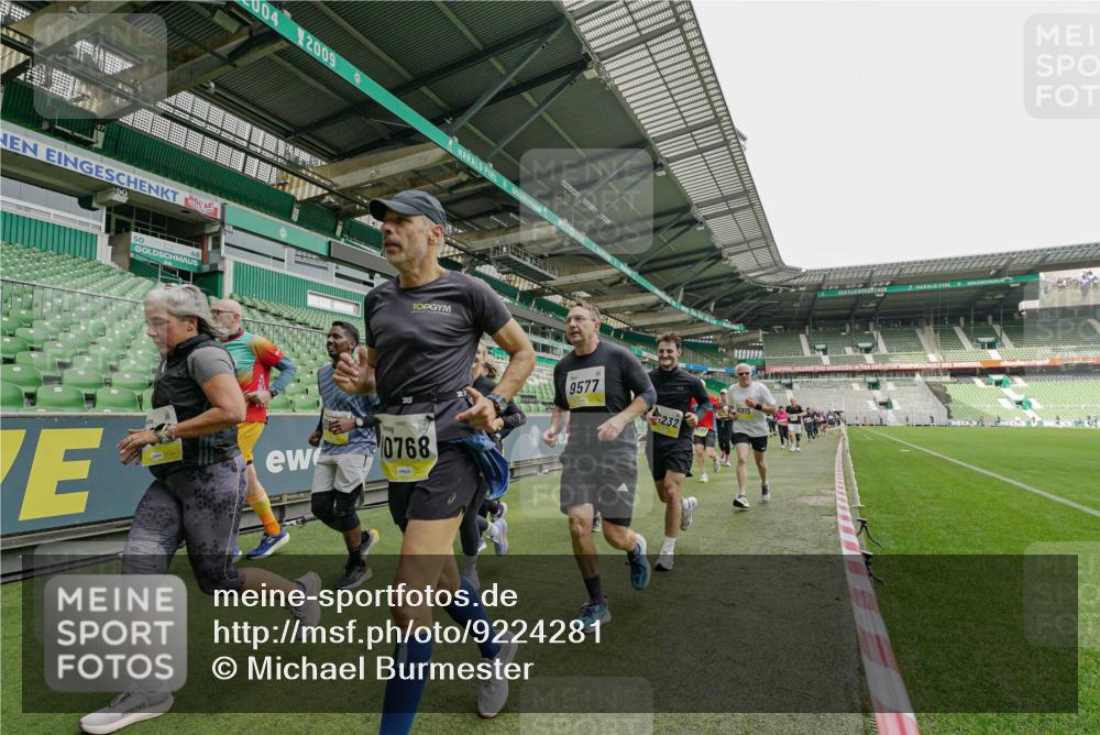 05.10.2025 - 20. swb-Marathon Bremen Michael Burmester http://msf.ph/oto/9224281 05.10.2025 10:33:23 Laufen im Stadion 7077, 9000, 9195, 9197, 9221, 9258, 9260, 9282, 9295, 9318, 9359, 9367, 9392, 9402, 9407, 9424, 9461, 9464, 9492, 9520, 9539, 9541, 9560, 9569, 9570, 9574, 9577, 9633, 9650, 9654, 9703, 9717, 9754, 9811, 9835, 9855, 9856, 9900, 9918, 9933, 9935, 9939, 9950, 10008, 10032, 10034, 10042, 10097, 10174, 10232, 10233, 10234, 10253, 10256, 10308, 10309, 10323, 10326, 10349, 10387, 10394, 10402, 10436, 10475, 10484, 10533, 10591, 10755, 10794, 10915, 10992, 7165 meine-sportfotos.de