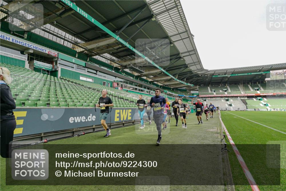 05.10.2025 - 20. swb-Marathon Bremen Michael Burmester http://msf.ph/oto/9224300 05.10.2025 10:33:32 Laufen im Stadion 5172, 7077, 9000, 9195, 9197, 9221, 9258, 9260, 9282, 9295, 9359, 9367, 9392, 9402, 9424, 9461, 9492, 9520, 9529, 9539, 9541, 9560, 9569, 9570, 9574, 9577, 9633, 9654, 9703, 9717, 9811, 9835, 9855, 9856, 9900, 9918, 9933, 9935, 9950, 10008, 10015, 10032, 10034, 10042, 10180, 10232, 10233, 10234, 10253, 10256, 10287, 10302, 10307, 10323, 10387, 10394, 10402, 10475, 10484, 10533, 10546, 10591, 10755, 10758, 10794, 10915, 10992, 7165, 9295, 9407, 9461 meine-sportfotos.de