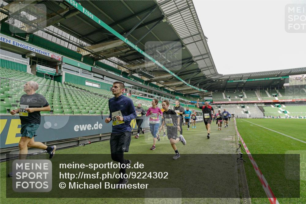05.10.2025 - 20. swb-Marathon Bremen Michael Burmester http://msf.ph/oto/9224302 05.10.2025 10:33:33 Laufen im Stadion 5172, 7077, 9000, 9195, 9197, 9221, 9258, 9260, 9282, 9359, 9367, 9392, 9402, 9424, 9492, 9520, 9529, 9539, 9541, 9560, 9569, 9570, 9574, 9577, 9633, 9654, 9703, 9717, 9811, 9835, 9855, 9856, 9881, 9882, 9900, 9933, 9935, 9950, 10008, 10015, 10032, 10034, 10042, 10180, 10231, 10232, 10233, 10234, 10253, 10256, 10287, 10302, 10307, 10323, 10387, 10394, 10402, 10475, 10484, 10533, 10546, 10591, 10755, 10758, 10794, 10915, 10992, 7165, 9295, 9392, 9407, 9461 meine-sportfotos.de