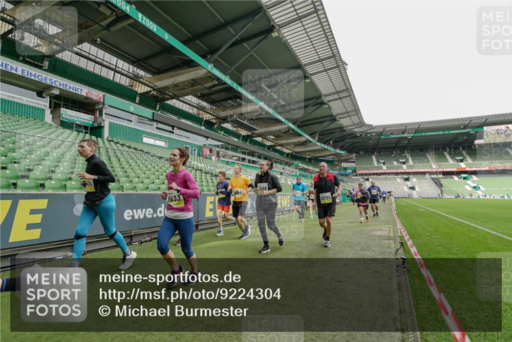 05.10.2025 - 20. swb-Marathon Bremen Michael Burmester http://msf.ph/oto/9224304 05.10.2025 10:33:34 Laufen im Stadion 5172, 7077, 9000, 9195, 9197, 9221, 9258, 9260, 9282, 9359, 9367, 9402, 9424, 9492, 9520, 9529, 9539, 9541, 9560, 9569, 9570, 9574, 9577, 9633, 9654, 9703, 9717, 9811, 9835, 9855, 9856, 9881, 9882, 9900, 9933, 9935, 9950, 10008, 10015, 10032, 10034, 10042, 10180, 10231, 10232, 10233, 10234, 10253, 10256, 10287, 10302, 10307, 10323, 10387, 10394, 10402, 10475, 10484, 10533, 10546, 10590, 10591, 10755, 10758, 10794, 10915, 10992, 7165, 9295, 9392, 9407, 9461 meine-sportfotos.de