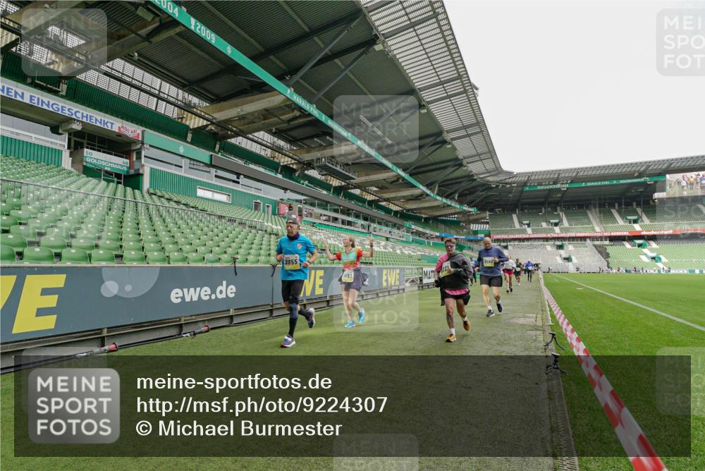 05.10.2025 - 20. swb-Marathon Bremen Michael Burmester http://msf.ph/oto/9224307 05.10.2025 10:33:36 Laufen im Stadion 5172, 7077, 9000, 9195, 9197, 9221, 9258, 9260, 9282, 9314, 9359, 9367, 9402, 9424, 9492, 9520, 9529, 9539, 9541, 9560, 9569, 9570, 9574, 9577, 9633, 9654, 9703, 9717, 9811, 9835, 9855, 9881, 9882, 9900, 9902, 9933, 9935, 9950, 10008, 10015, 10028, 10032, 10042, 10180, 10231, 10232, 10233, 10234, 10253, 10256, 10287, 10302, 10307, 10323, 10387, 10394, 10402, 10475, 10484, 10533, 10546, 10590, 10591, 10755, 10758, 10794, 10915, 10992, 9195, 9197, 9295, 9392, 9407, 9461 meine-sportfotos.de