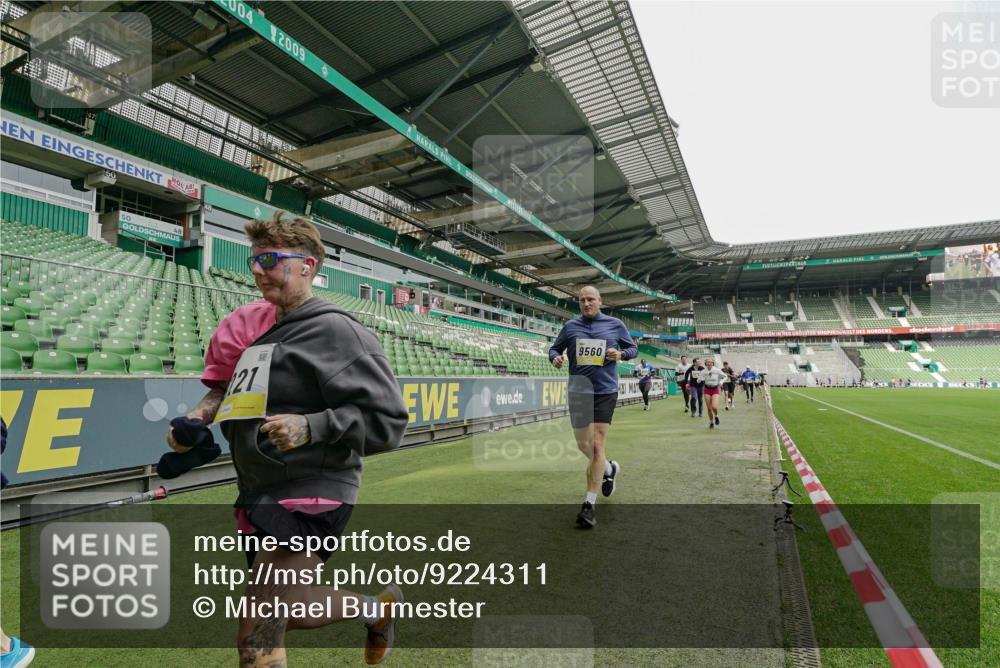 05.10.2025 - 20. swb-Marathon Bremen Michael Burmester http://msf.ph/oto/9224311 05.10.2025 10:33:38 Laufen im Stadion 5172, 7077, 9000, 9221, 9258, 9260, 9282, 9314, 9359, 9367, 9402, 9424, 9520, 9521, 9529, 9539, 9541, 9560, 9569, 9570, 9574, 9577, 9633, 9654, 9703, 9717, 9811, 9835, 9855, 9881, 9882, 9900, 9902, 9935, 10008, 10015, 10028, 10032, 10042, 10107, 10180, 10195, 10231, 10232, 10233, 10234, 10253, 10256, 10287, 10302, 10307, 10323, 10387, 10394, 10466, 10475, 10484, 10533, 10546, 10590, 10591, 10755, 10758, 10794, 10915, 10992, 9195, 9197, 9295, 9392, 9407, 9461, 9492 meine-sportfotos.de