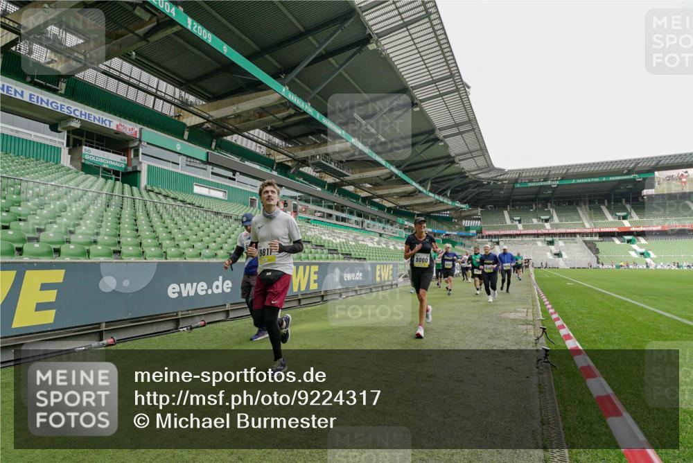 05.10.2025 - 20. swb-Marathon Bremen Michael Burmester http://msf.ph/oto/9224317 05.10.2025 10:33:44 Laufen im Stadion 5172, 7077, 9000, 9221, 9258, 9260, 9266, 9282, 9309, 9314, 9359, 9424, 9489, 9520, 9521, 9529, 9539, 9541, 9560, 9569, 9577, 9633, 9654, 9717, 9811, 9835, 9855, 9881, 9882, 9902, 9935, 10008, 10015, 10028, 10032, 10107, 10180, 10195, 10231, 10232, 10233, 10234, 10253, 10256, 10287, 10302, 10307, 10323, 10387, 10394, 10466, 10484, 10533, 10546, 10590, 10591, 10755, 10758, 10794, 10915, 10992, 9195, 9197, 9295, 9367, 9392, 9402, 9407, 9461, 9492 meine-sportfotos.de