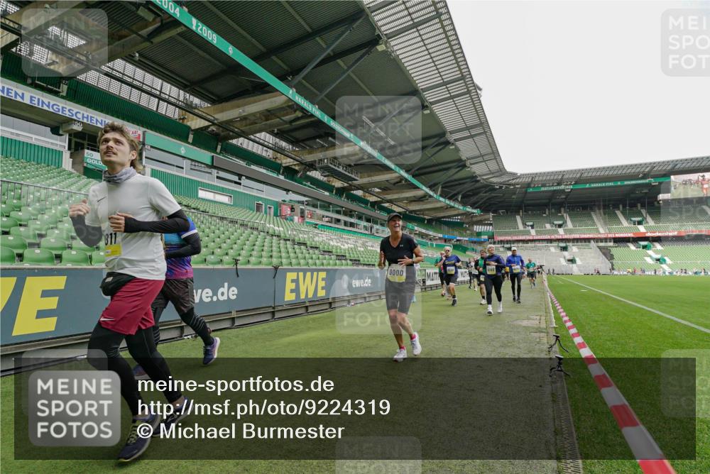 05.10.2025 - 20. swb-Marathon Bremen Michael Burmester http://msf.ph/oto/9224319 05.10.2025 10:33:44 Laufen im Stadion 5172, 7077, 9000, 9221, 9258, 9260, 9266, 9282, 9309, 9314, 9359, 9424, 9489, 9520, 9521, 9529, 9539, 9541, 9560, 9569, 9577, 9633, 9654, 9717, 9811, 9835, 9855, 9881, 9882, 9902, 9935, 10008, 10015, 10028, 10032, 10107, 10180, 10195, 10231, 10232, 10233, 10234, 10253, 10256, 10287, 10302, 10307, 10323, 10387, 10394, 10466, 10484, 10533, 10546, 10590, 10591, 10755, 10758, 10794, 10915, 10992, 9195, 9197, 9295, 9367, 9392, 9402, 9407, 9461, 9492 meine-sportfotos.de
