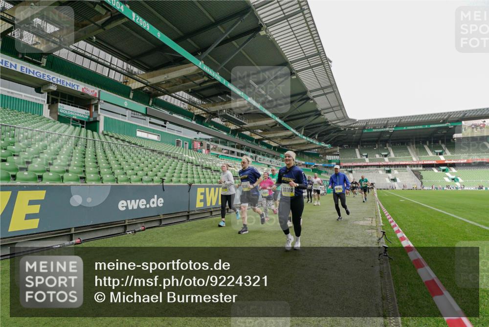 05.10.2025 - 20. swb-Marathon Bremen Michael Burmester http://msf.ph/oto/9224321 05.10.2025 10:33:46 Laufen im Stadion 5172, 7077, 9000, 9221, 9258, 9260, 9266, 9282, 9309, 9314, 9359, 9424, 9489, 9520, 9521, 9529, 9539, 9541, 9560, 9569, 9577, 9633, 9654, 9717, 9811, 9835, 9855, 9881, 9882, 9902, 9935, 10008, 10015, 10028, 10032, 10107, 10116, 10180, 10195, 10231, 10232, 10233, 10256, 10287, 10302, 10307, 10323, 10387, 10394, 10466, 10484, 10533, 10546, 10590, 10591, 10755, 10758, 10794, 10915, 10992, 9195, 9197, 9295, 9367, 9392, 9402, 9407, 9461, 9492 meine-sportfotos.de
