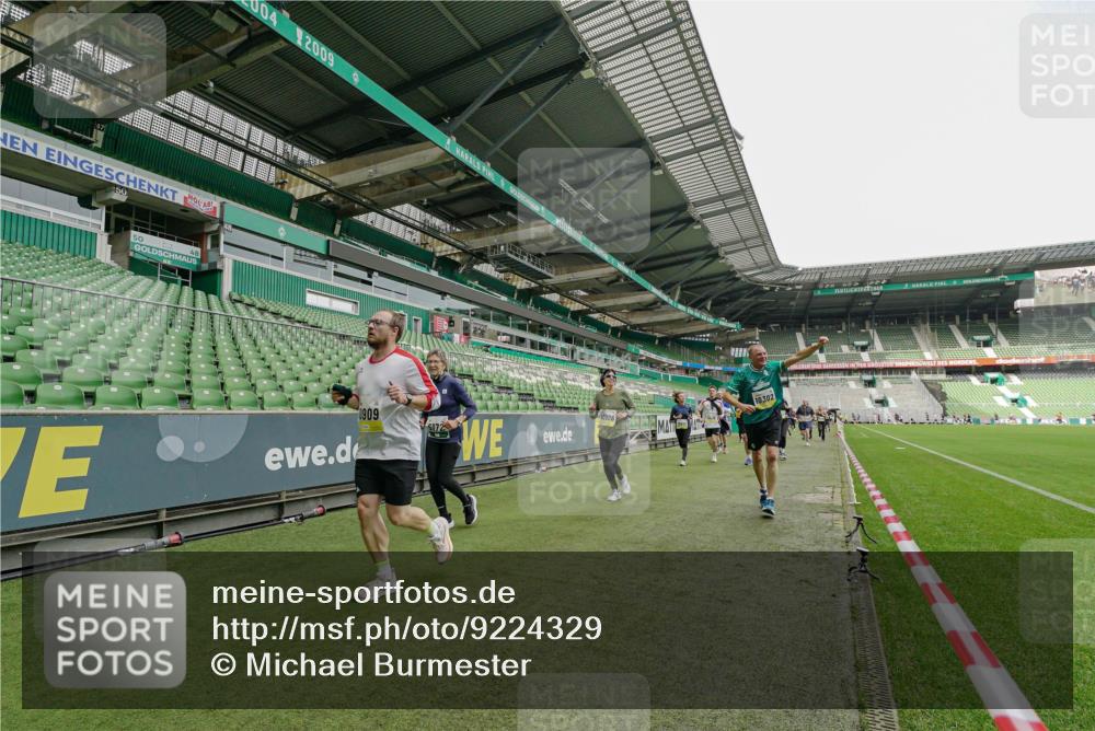 05.10.2025 - 20. swb-Marathon Bremen Michael Burmester http://msf.ph/oto/9224329 05.10.2025 10:33:51 Laufen im Stadion 5172, 7077, 9000, 9221, 9258, 9266, 9282, 9309, 9314, 9359, 9424, 9489, 9520, 9521, 9529, 9539, 9541, 9560, 9569, 9577, 9633, 9654, 9717, 9811, 9835, 9855, 9881, 9882, 9902, 9935, 10003, 10005, 10015, 10024, 10028, 10032, 10069, 10107, 10116, 10178, 10180, 10195, 10231, 10232, 10233, 10256, 10287, 10302, 10307, 10323, 10466, 10484, 10533, 10546, 10590, 10591, 10755, 10758, 10794, 10915, 10992, 9195, 9197, 9260, 9295, 9367, 9392, 9402, 9461, 9492 meine-sportfotos.de
