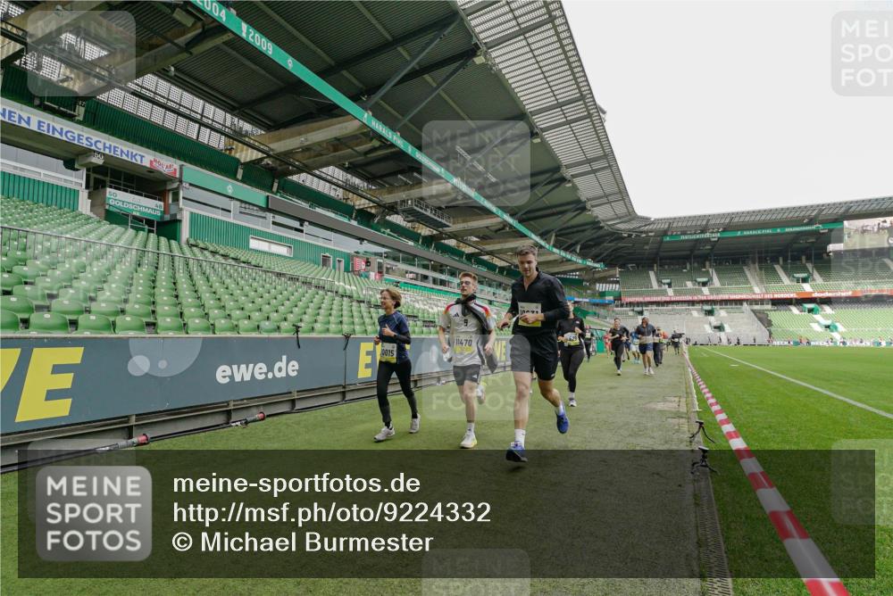 05.10.2025 - 20. swb-Marathon Bremen Michael Burmester http://msf.ph/oto/9224332 05.10.2025 10:33:54 Laufen im Stadion 5172, 7077, 9000, 9221, 9258, 9266, 9282, 9309, 9314, 9359, 9424, 9489, 9520, 9521, 9529, 9541, 9560, 9569, 9577, 9633, 9654, 9717, 9811, 9835, 9855, 9881, 9882, 9902, 9935, 10003, 10005, 10015, 10024, 10028, 10032, 10069, 10107, 10116, 10178, 10180, 10195, 10231, 10232, 10233, 10256, 10287, 10302, 10307, 10323, 10466, 10484, 10533, 10546, 10590, 10591, 10641, 10755, 10758, 10794, 10915, 10992, 9195, 9197, 9260, 9367, 9402, 9492 meine-sportfotos.de