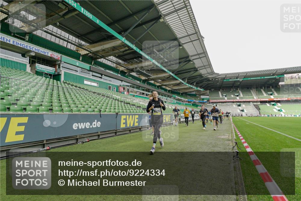 05.10.2025 - 20. swb-Marathon Bremen Michael Burmester http://msf.ph/oto/9224334 05.10.2025 10:33:55 Laufen im Stadion 5172, 7077, 9000, 9221, 9258, 9266, 9282, 9309, 9314, 9359, 9424, 9489, 9520, 9521, 9529, 9541, 9560, 9569, 9577, 9633, 9654, 9717, 9811, 9855, 9881, 9882, 9902, 9935, 10003, 10005, 10015, 10024, 10028, 10032, 10069, 10107, 10116, 10178, 10180, 10195, 10231, 10232, 10233, 10256, 10287, 10302, 10307, 10323, 10466, 10484, 10533, 10546, 10590, 10591, 10641, 10755, 10758, 10794, 10915, 10992, 9195, 9197, 9260, 9367, 9402, 9492 meine-sportfotos.de