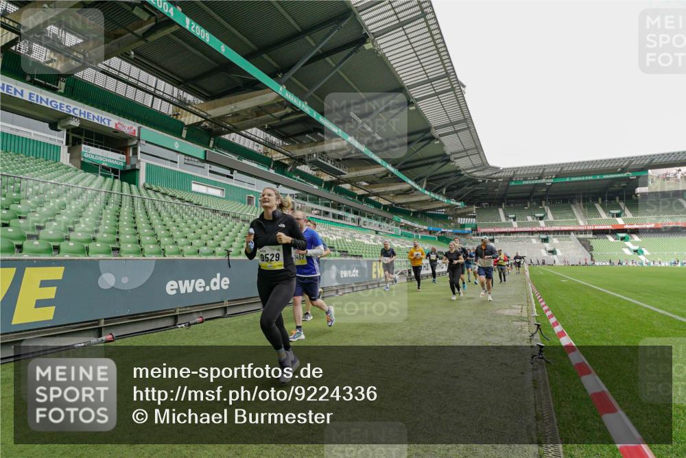 05.10.2025 - 20. swb-Marathon Bremen Michael Burmester http://msf.ph/oto/9224336 05.10.2025 10:33:56 Laufen im Stadion 5172, 7077, 9000, 9221, 9258, 9266, 9282, 9309, 9314, 9359, 9424, 9489, 9520, 9521, 9529, 9541, 9560, 9569, 9577, 9591, 9633, 9654, 9714, 9717, 9811, 9855, 9881, 9882, 9902, 9935, 10003, 10005, 10015, 10024, 10028, 10032, 10069, 10107, 10116, 10178, 10180, 10195, 10231, 10232, 10233, 10256, 10287, 10302, 10307, 10323, 10408, 10466, 10484, 10533, 10546, 10590, 10591, 10641, 10755, 10758, 10794, 10915, 10992, 9195, 9197, 9260, 9367, 9402, 9492 meine-sportfotos.de