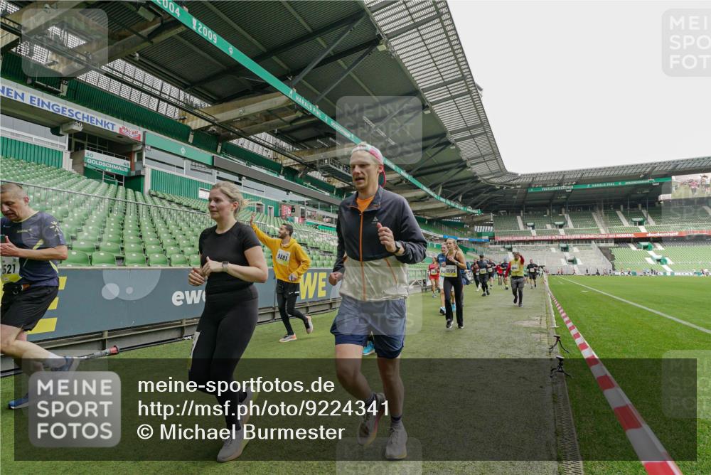 05.10.2025 - 20. swb-Marathon Bremen Michael Burmester http://msf.ph/oto/9224341 05.10.2025 10:33:59 Laufen im Stadion 5172, 7077, 7101, 9000, 9221, 9266, 9282, 9309, 9314, 9359, 9424, 9472, 9489, 9520, 9521, 9529, 9541, 9560, 9569, 9577, 9591, 9633, 9714, 9717, 9811, 9820, 9855, 9881, 9882, 9902, 9935, 9947, 10003, 10005, 10015, 10024, 10028, 10032, 10069, 10107, 10116, 10178, 10180, 10195, 10196, 10231, 10232, 10233, 10256, 10287, 10302, 10307, 10323, 10398, 10408, 10424, 10466, 10484, 10533, 10546, 10590, 10591, 10641, 10755, 10758, 10794, 10915, 10992, 9258, 9260, 9367, 9402 meine-sportfotos.de