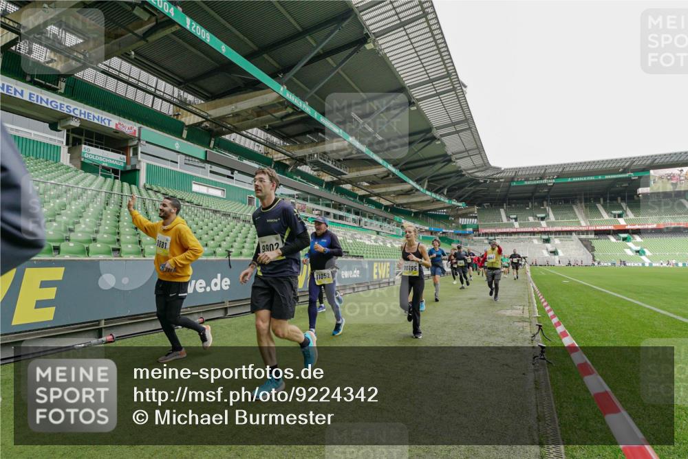 05.10.2025 - 20. swb-Marathon Bremen Michael Burmester http://msf.ph/oto/9224342 05.10.2025 10:33:59 Laufen im Stadion 5172, 7077, 7101, 9000, 9221, 9266, 9282, 9309, 9314, 9359, 9424, 9472, 9489, 9520, 9521, 9529, 9541, 9560, 9569, 9577, 9591, 9633, 9714, 9717, 9811, 9820, 9855, 9881, 9882, 9902, 9935, 9947, 10003, 10005, 10015, 10024, 10028, 10032, 10069, 10107, 10116, 10178, 10180, 10195, 10196, 10231, 10232, 10233, 10256, 10287, 10302, 10307, 10323, 10398, 10408, 10424, 10466, 10484, 10533, 10546, 10590, 10591, 10641, 10755, 10758, 10794, 10915, 10992, 9258, 9260, 9367, 9402 meine-sportfotos.de