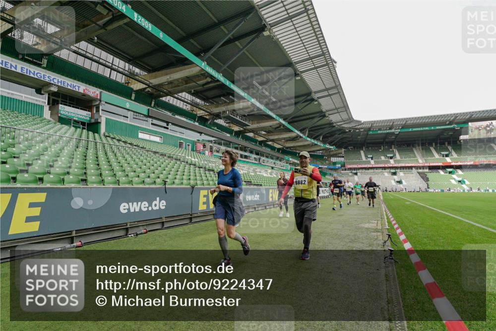 05.10.2025 - 20. swb-Marathon Bremen Michael Burmester http://msf.ph/oto/9224347 05.10.2025 10:34:02 Laufen im Stadion 5172, 7077, 7101, 9000, 9221, 9266, 9282, 9309, 9314, 9359, 9424, 9472, 9489, 9520, 9521, 9529, 9541, 9560, 9569, 9591, 9633, 9714, 9717, 9811, 9820, 9855, 9881, 9882, 9902, 9935, 9947, 10003, 10005, 10009, 10015, 10024, 10028, 10032, 10069, 10107, 10116, 10178, 10180, 10195, 10196, 10231, 10256, 10287, 10302, 10307, 10398, 10408, 10424, 10466, 10484, 10546, 10590, 10591, 10641, 10755, 10758, 10794, 10915, 10992, 7077, 9258, 9260, 10233 meine-sportfotos.de