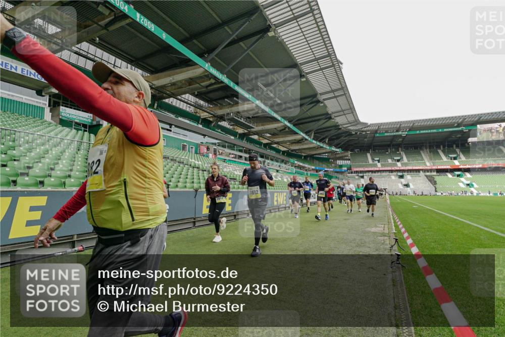 05.10.2025 - 20. swb-Marathon Bremen Michael Burmester http://msf.ph/oto/9224350 05.10.2025 10:34:03 Laufen im Stadion 5172, 7101, 9000, 9221, 9266, 9282, 9309, 9314, 9359, 9424, 9472, 9489, 9520, 9521, 9529, 9541, 9560, 9569, 9591, 9633, 9714, 9717, 9811, 9820, 9855, 9881, 9882, 9902, 9935, 9943, 9947, 10003, 10005, 10009, 10015, 10024, 10028, 10032, 10069, 10107, 10116, 10178, 10180, 10195, 10196, 10231, 10256, 10287, 10302, 10307, 10398, 10408, 10424, 10466, 10484, 10546, 10590, 10591, 10641, 10755, 10758, 10794, 10915, 10992, 7077, 9258, 9260, 10233 meine-sportfotos.de
