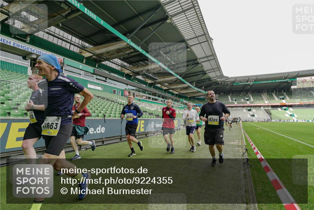 05.10.2025 - 20. swb-Marathon Bremen Michael Burmester http://msf.ph/oto/9224355 05.10.2025 10:34:07 Laufen im Stadion 5172, 7101, 7215, 9000, 9221, 9266, 9282, 9309, 9314, 9372, 9424, 9472, 9489, 9520, 9521, 9529, 9541, 9547, 9560, 9569, 9585, 9591, 9633, 9714, 9811, 9820, 9855, 9872, 9881, 9882, 9902, 9935, 9943, 9947, 10003, 10005, 10009, 10015, 10024, 10028, 10032, 10069, 10107, 10116, 10178, 10180, 10191, 10195, 10196, 10231, 10261, 10285, 10287, 10302, 10307, 10398, 10408, 10424, 10466, 10546, 10590, 10591, 10641, 10755, 10758, 10794, 10992, 7077, 9258, 9260, 10233 meine-sportfotos.de