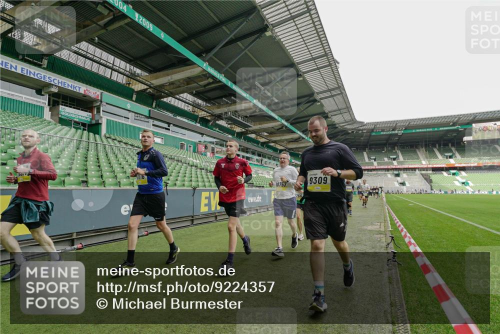 05.10.2025 - 20. swb-Marathon Bremen Michael Burmester http://msf.ph/oto/9224357 05.10.2025 10:34:07 Laufen im Stadion 5172, 7101, 7215, 9000, 9221, 9266, 9282, 9309, 9314, 9372, 9424, 9472, 9489, 9520, 9521, 9529, 9541, 9547, 9560, 9569, 9585, 9591, 9633, 9714, 9811, 9820, 9855, 9872, 9881, 9882, 9902, 9935, 9943, 9947, 10003, 10005, 10009, 10015, 10024, 10028, 10032, 10069, 10107, 10116, 10178, 10180, 10191, 10195, 10196, 10231, 10261, 10285, 10287, 10302, 10307, 10398, 10408, 10424, 10466, 10546, 10590, 10591, 10641, 10755, 10758, 10794, 10992, 7077, 9258, 9260, 10233 meine-sportfotos.de