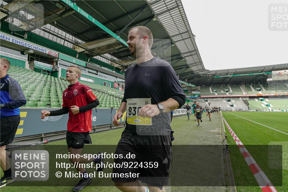 05.10.2025 - 20. swb-Marathon Bremen Michael Burmester http://msf.ph/oto/9224359 05.10.2025 10:34:08 Laufen im Stadion 5172, 7101, 7215, 9000, 9221, 9266, 9282, 9309, 9314, 9372, 9424, 9472, 9489, 9520, 9521, 9529, 9541, 9547, 9560, 9569, 9585, 9591, 9633, 9714, 9811, 9820, 9855, 9872, 9881, 9882, 9902, 9943, 9947, 10003, 10005, 10009, 10015, 10024, 10028, 10032, 10069, 10107, 10111, 10116, 10178, 10180, 10191, 10195, 10196, 10231, 10261, 10285, 10287, 10302, 10307, 10398, 10408, 10424, 10466, 10546, 10590, 10591, 10641, 10648, 10755, 10758, 10794, 7077, 9258, 10233 meine-sportfotos.de
