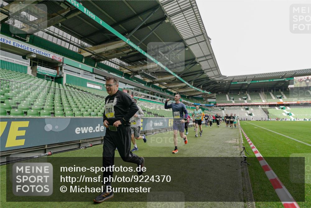 05.10.2025 - 20. swb-Marathon Bremen Michael Burmester http://msf.ph/oto/9224370 05.10.2025 10:34:15 Laufen im Stadion 5172, 7101, 7215, 9000, 9266, 9309, 9314, 9372, 9472, 9489, 9520, 9521, 9529, 9547, 9560, 9585, 9591, 9714, 9719, 9783, 9811, 9820, 9844, 9872, 9881, 9882, 9902, 9932, 9943, 9947, 10003, 10005, 10009, 10015, 10024, 10028, 10069, 10088, 10107, 10111, 10116, 10178, 10180, 10191, 10195, 10196, 10231, 10261, 10285, 10287, 10302, 10307, 10329, 10398, 10408, 10424, 10466, 10546, 10590, 10591, 10641, 10648, 10755, 10758, 10794, 7077, 9258, 10233 meine-sportfotos.de