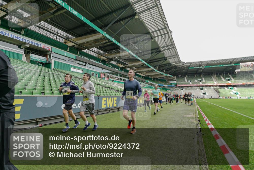 05.10.2025 - 20. swb-Marathon Bremen Michael Burmester http://msf.ph/oto/9224372 05.10.2025 10:34:16 Laufen im Stadion 5172, 7101, 7215, 9000, 9266, 9309, 9314, 9372, 9472, 9489, 9520, 9521, 9529, 9547, 9560, 9585, 9591, 9714, 9719, 9783, 9811, 9820, 9844, 9872, 9881, 9882, 9902, 9932, 9943, 9947, 10003, 10005, 10009, 10015, 10024, 10028, 10069, 10088, 10107, 10111, 10116, 10178, 10180, 10191, 10195, 10196, 10231, 10261, 10285, 10287, 10302, 10307, 10329, 10398, 10408, 10424, 10466, 10527, 10546, 10590, 10591, 10641, 10648, 10758, 10794, 7077, 9258, 10233 meine-sportfotos.de