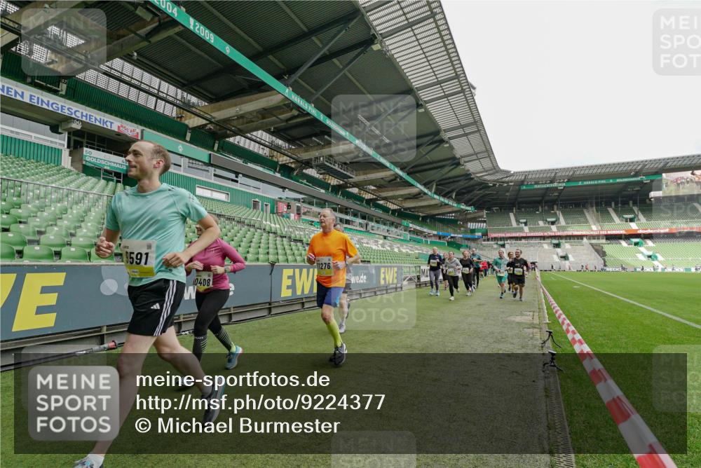 05.10.2025 - 20. swb-Marathon Bremen Michael Burmester http://msf.ph/oto/9224377 05.10.2025 10:34:18 Laufen im Stadion 5172, 7101, 7147, 7215, 9000, 9266, 9292, 9309, 9314, 9372, 9472, 9489, 9520, 9521, 9529, 9547, 9585, 9591, 9714, 9719, 9783, 9811, 9820, 9844, 9872, 9881, 9882, 9902, 9932, 9943, 9947, 10003, 10005, 10009, 10015, 10024, 10028, 10069, 10088, 10107, 10111, 10116, 10178, 10180, 10191, 10195, 10196, 10200, 10231, 10261, 10285, 10287, 10302, 10307, 10329, 10397, 10398, 10408, 10424, 10466, 10527, 10546, 10590, 10641, 10648, 10758, 10794, 7077, 9258, 10233 meine-sportfotos.de