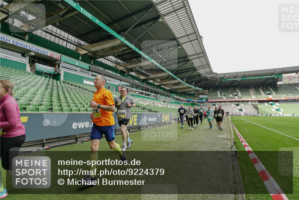 05.10.2025 - 20. swb-Marathon Bremen Michael Burmester http://msf.ph/oto/9224379 05.10.2025 10:34:19 Laufen im Stadion 5172, 7101, 7147, 7215, 9000, 9266, 9292, 9309, 9314, 9372, 9472, 9489, 9520, 9521, 9529, 9547, 9585, 9591, 9714, 9719, 9720, 9783, 9811, 9820, 9844, 9872, 9881, 9882, 9902, 9932, 9943, 9947, 10003, 10005, 10009, 10015, 10024, 10028, 10069, 10088, 10107, 10111, 10116, 10178, 10180, 10191, 10195, 10196, 10200, 10231, 10261, 10285, 10287, 10302, 10307, 10329, 10341, 10397, 10398, 10408, 10424, 10466, 10527, 10546, 10590, 10641, 10648, 10758, 10794, 7077, 10233 meine-sportfotos.de