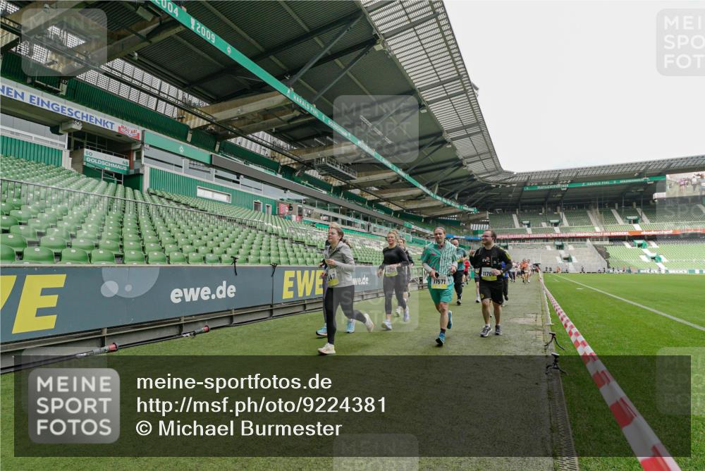 05.10.2025 - 20. swb-Marathon Bremen Michael Burmester http://msf.ph/oto/9224381 05.10.2025 10:34:21 Laufen im Stadion 5172, 7101, 7147, 7215, 9000, 9266, 9292, 9309, 9314, 9372, 9472, 9489, 9521, 9529, 9547, 9585, 9591, 9669, 9714, 9719, 9720, 9783, 9797, 9811, 9820, 9844, 9872, 9881, 9882, 9902, 9932, 9943, 9947, 10003, 10005, 10009, 10015, 10024, 10028, 10069, 10088, 10107, 10111, 10116, 10178, 10180, 10191, 10195, 10196, 10200, 10231, 10261, 10285, 10287, 10302, 10307, 10329, 10341, 10397, 10398, 10408, 10424, 10466, 10527, 10546, 10590, 10641, 10645, 10648, 10758, 10794, 7077 meine-sportfotos.de
