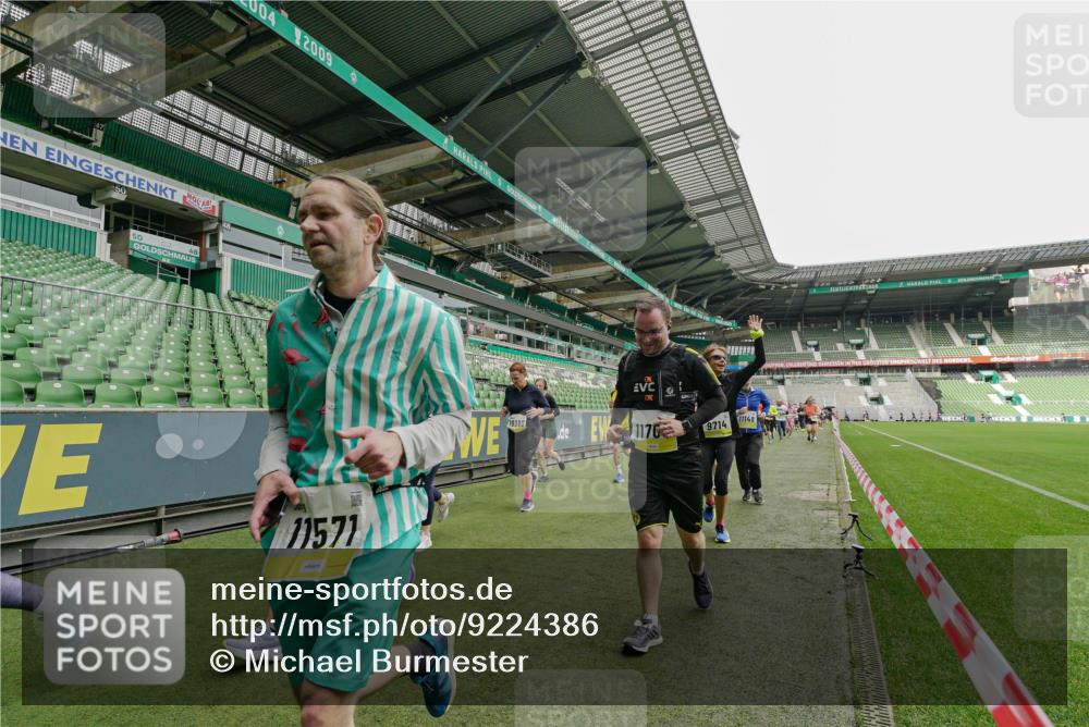 05.10.2025 - 20. swb-Marathon Bremen Michael Burmester http://msf.ph/oto/9224386 05.10.2025 10:34:23 Laufen im Stadion 5172, 7101, 7147, 7215, 9266, 9292, 9309, 9314, 9372, 9430, 9472, 9489, 9521, 9529, 9547, 9585, 9591, 9669, 9714, 9719, 9720, 9783, 9797, 9811, 9820, 9844, 9872, 9881, 9882, 9902, 9932, 9943, 9947, 10003, 10005, 10009, 10015, 10024, 10028, 10069, 10088, 10107, 10111, 10116, 10178, 10180, 10191, 10195, 10196, 10200, 10231, 10261, 10285, 10287, 10302, 10307, 10329, 10341, 10397, 10398, 10408, 10424, 10466, 10527, 10546, 10590, 10641, 10645, 10648, 10758 meine-sportfotos.de