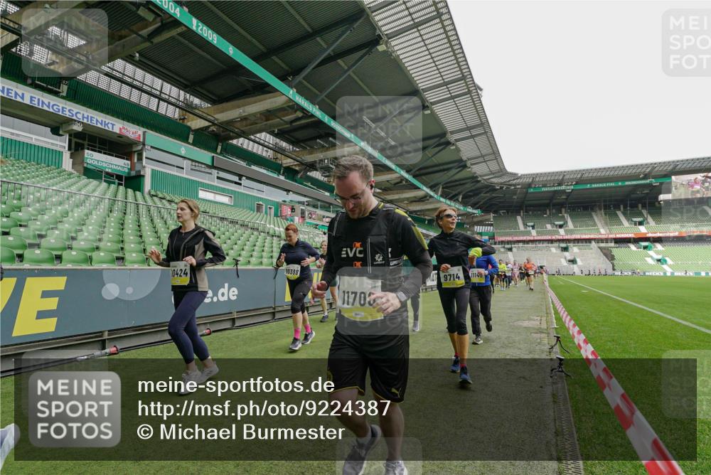 05.10.2025 - 20. swb-Marathon Bremen Michael Burmester http://msf.ph/oto/9224387 05.10.2025 10:34:23 Laufen im Stadion 5172, 7101, 7147, 7215, 9266, 9292, 9309, 9314, 9372, 9430, 9472, 9489, 9521, 9529, 9547, 9585, 9591, 9669, 9714, 9719, 9720, 9783, 9797, 9811, 9820, 9844, 9872, 9881, 9882, 9902, 9932, 9943, 9947, 10003, 10005, 10009, 10015, 10024, 10028, 10069, 10088, 10107, 10111, 10116, 10178, 10180, 10191, 10195, 10196, 10200, 10231, 10261, 10285, 10287, 10302, 10307, 10329, 10341, 10397, 10398, 10408, 10424, 10466, 10527, 10546, 10590, 10641, 10645, 10648, 10758 meine-sportfotos.de