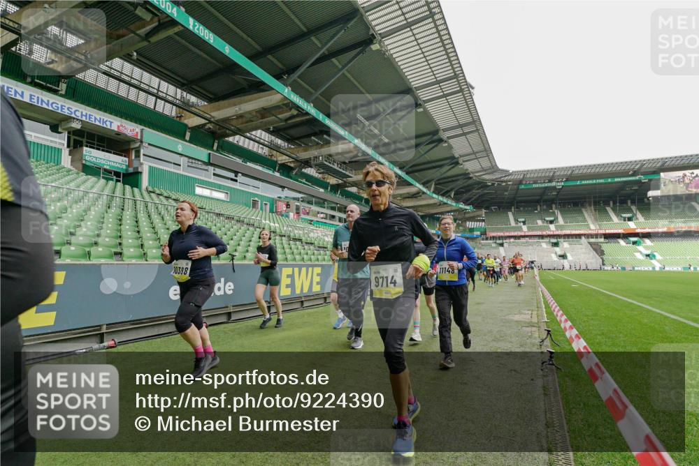 05.10.2025 - 20. swb-Marathon Bremen Michael Burmester http://msf.ph/oto/9224390 05.10.2025 10:34:24 Laufen im Stadion 5172, 7101, 7147, 7215, 9266, 9292, 9309, 9314, 9372, 9430, 9472, 9489, 9521, 9529, 9547, 9585, 9591, 9669, 9714, 9719, 9720, 9783, 9797, 9820, 9844, 9872, 9881, 9882, 9902, 9932, 9943, 9947, 10003, 10005, 10009, 10015, 10024, 10028, 10069, 10088, 10107, 10111, 10116, 10178, 10180, 10191, 10195, 10196, 10200, 10231, 10261, 10285, 10287, 10302, 10307, 10329, 10341, 10397, 10398, 10408, 10424, 10466, 10527, 10546, 10590, 10641, 10645, 10648, 10758 meine-sportfotos.de