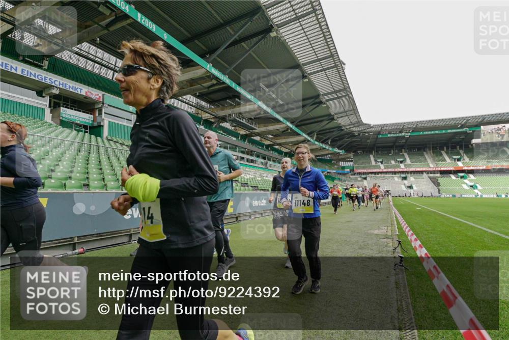 05.10.2025 - 20. swb-Marathon Bremen Michael Burmester http://msf.ph/oto/9224392 05.10.2025 10:34:24 Laufen im Stadion 5172, 7101, 7147, 7215, 9266, 9292, 9309, 9314, 9372, 9430, 9472, 9489, 9521, 9529, 9547, 9585, 9591, 9669, 9714, 9719, 9720, 9783, 9797, 9820, 9844, 9872, 9881, 9882, 9902, 9932, 9943, 9947, 10003, 10005, 10009, 10015, 10024, 10028, 10069, 10088, 10107, 10111, 10116, 10178, 10180, 10191, 10195, 10196, 10200, 10231, 10261, 10285, 10287, 10302, 10307, 10329, 10341, 10397, 10398, 10408, 10424, 10466, 10527, 10546, 10590, 10641, 10645, 10648, 10758 meine-sportfotos.de