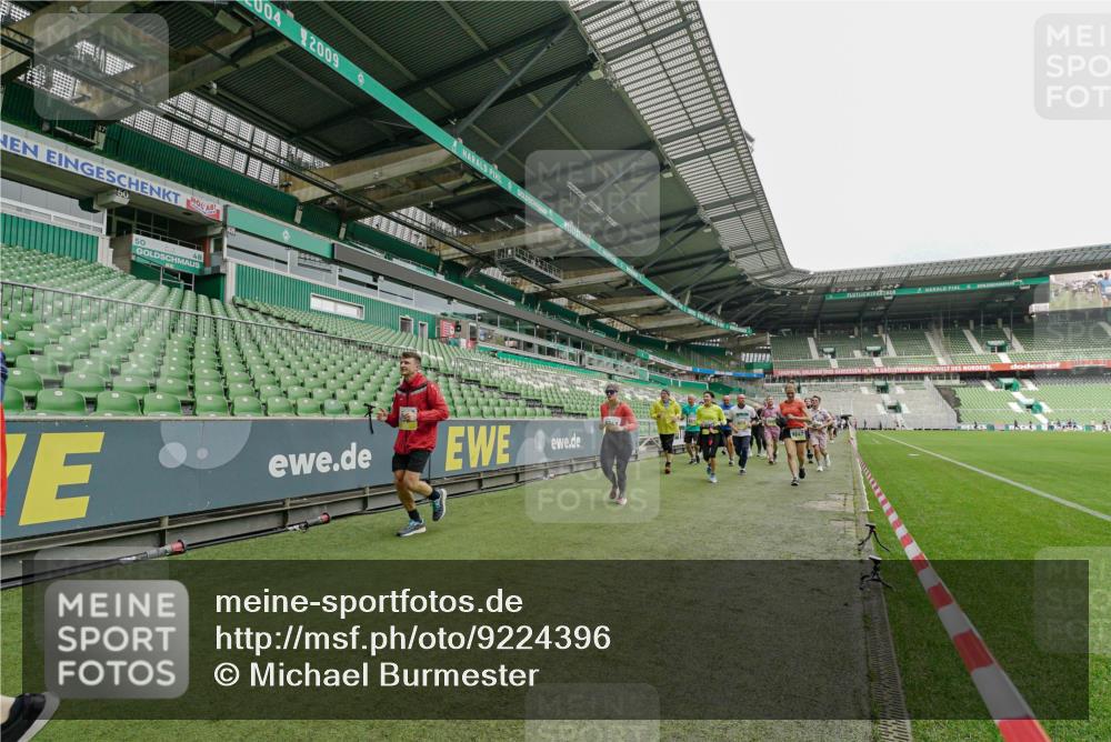 05.10.2025 - 20. swb-Marathon Bremen Michael Burmester http://msf.ph/oto/9224396 05.10.2025 10:34:27 Laufen im Stadion 5172, 7101, 7147, 7215, 9266, 9292, 9309, 9314, 9372, 9430, 9472, 9489, 9521, 9529, 9547, 9585, 9591, 9669, 9714, 9719, 9720, 9766, 9783, 9797, 9820, 9844, 9847, 9872, 9881, 9882, 9902, 9932, 9943, 9947, 9952, 9981, 10003, 10005, 10009, 10015, 10024, 10028, 10069, 10080, 10088, 10107, 10111, 10116, 10178, 10191, 10195, 10196, 10200, 10231, 10260, 10261, 10285, 10287, 10302, 10307, 10329, 10341, 10397, 10398, 10408, 10424, 10466, 10527, 10590, 10641, 10645, 10648 meine-sportfotos.de
