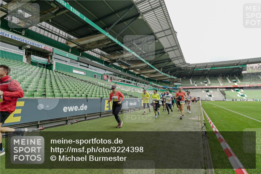 05.10.2025 - 20. swb-Marathon Bremen Michael Burmester http://msf.ph/oto/9224398 05.10.2025 10:34:28 Laufen im Stadion 5172, 7101, 7147, 7215, 9266, 9292, 9309, 9314, 9372, 9430, 9472, 9489, 9521, 9529, 9547, 9585, 9591, 9669, 9714, 9719, 9720, 9766, 9783, 9797, 9820, 9844, 9847, 9872, 9881, 9882, 9902, 9932, 9943, 9947, 9952, 9981, 10003, 10005, 10009, 10015, 10024, 10028, 10069, 10080, 10088, 10107, 10111, 10116, 10178, 10191, 10195, 10196, 10200, 10231, 10260, 10261, 10285, 10287, 10302, 10329, 10341, 10397, 10398, 10408, 10424, 10466, 10527, 10590, 10641, 10645, 10648, 10653 meine-sportfotos.de
