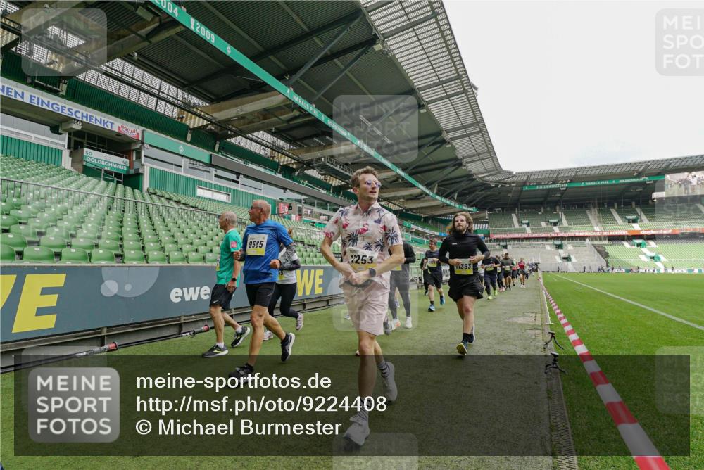 05.10.2025 - 20. swb-Marathon Bremen Michael Burmester http://msf.ph/oto/9224408 05.10.2025 10:34:32 Laufen im Stadion 7101, 7147, 7215, 9219, 9266, 9292, 9309, 9314, 9372, 9430, 9472, 9489, 9521, 9540, 9547, 9585, 9591, 9669, 9672, 9714, 9719, 9720, 9766, 9783, 9797, 9820, 9844, 9847, 9872, 9881, 9882, 9902, 9925, 9932, 9943, 9947, 9952, 9981, 10003, 10005, 10009, 10015, 10024, 10028, 10069, 10080, 10088, 10107, 10111, 10116, 10178, 10191, 10195, 10196, 10200, 10231, 10260, 10261, 10285, 10329, 10341, 10397, 10398, 10408, 10424, 10466, 10527, 10590, 10641, 10645, 10648, 10653, 9529 meine-sportfotos.de