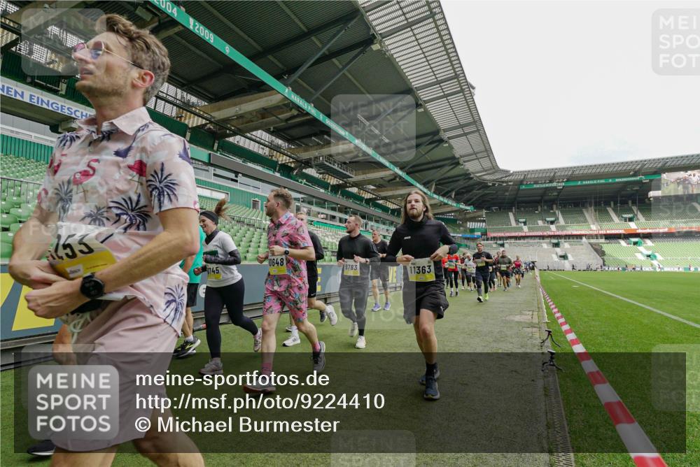 05.10.2025 - 20. swb-Marathon Bremen Michael Burmester http://msf.ph/oto/9224410 05.10.2025 10:34:32 Laufen im Stadion 7101, 7147, 7215, 9219, 9266, 9292, 9309, 9314, 9372, 9430, 9472, 9489, 9521, 9540, 9547, 9585, 9591, 9669, 9672, 9714, 9719, 9720, 9766, 9783, 9797, 9820, 9844, 9847, 9872, 9881, 9882, 9902, 9925, 9932, 9943, 9947, 9952, 9981, 10003, 10005, 10009, 10015, 10024, 10028, 10069, 10080, 10088, 10107, 10111, 10116, 10178, 10191, 10195, 10196, 10200, 10231, 10260, 10261, 10285, 10329, 10341, 10397, 10398, 10408, 10424, 10466, 10527, 10590, 10641, 10645, 10648, 10653, 9529 meine-sportfotos.de