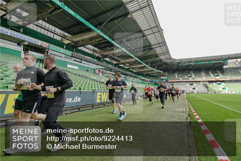 05.10.2025 - 20. swb-Marathon Bremen Michael Burmester http://msf.ph/oto/9224413 05.10.2025 10:34:34 Laufen im Stadion 7101, 7147, 7215, 9188, 9219, 9266, 9292, 9309, 9314, 9372, 9430, 9472, 9489, 9521, 9540, 9547, 9585, 9591, 9669, 9672, 9714, 9719, 9720, 9766, 9783, 9797, 9820, 9844, 9847, 9872, 9902, 9925, 9932, 9943, 9947, 9952, 9981, 10003, 10005, 10009, 10024, 10028, 10069, 10080, 10088, 10107, 10111, 10116, 10178, 10191, 10195, 10196, 10200, 10260, 10261, 10263, 10285, 10329, 10341, 10397, 10398, 10408, 10424, 10466, 10527, 10590, 10641, 10645, 10648, 10653, 9529 meine-sportfotos.de