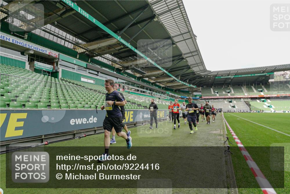 05.10.2025 - 20. swb-Marathon Bremen Michael Burmester http://msf.ph/oto/9224416 05.10.2025 10:34:34 Laufen im Stadion 7101, 7147, 7215, 9188, 9219, 9266, 9292, 9309, 9314, 9372, 9430, 9472, 9489, 9521, 9540, 9547, 9585, 9591, 9669, 9672, 9714, 9719, 9720, 9766, 9783, 9797, 9820, 9844, 9847, 9872, 9902, 9925, 9932, 9943, 9947, 9952, 9981, 10003, 10005, 10009, 10024, 10028, 10069, 10080, 10088, 10107, 10111, 10116, 10178, 10191, 10195, 10196, 10200, 10260, 10261, 10263, 10285, 10329, 10341, 10397, 10398, 10408, 10424, 10466, 10527, 10590, 10641, 10645, 10648, 10653, 9529 meine-sportfotos.de