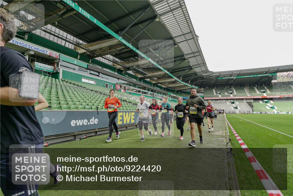 05.10.2025 - 20. swb-Marathon Bremen Michael Burmester http://msf.ph/oto/9224420 05.10.2025 10:34:37 Laufen im Stadion 7101, 7147, 7215, 9183, 9188, 9219, 9266, 9292, 9309, 9372, 9430, 9472, 9489, 9521, 9540, 9547, 9585, 9591, 9669, 9672, 9714, 9719, 9720, 9766, 9783, 9797, 9820, 9844, 9847, 9872, 9925, 9932, 9943, 9947, 9952, 9981, 10003, 10005, 10009, 10024, 10069, 10080, 10088, 10107, 10111, 10116, 10178, 10191, 10195, 10196, 10200, 10260, 10261, 10263, 10285, 10329, 10341, 10397, 10398, 10408, 10424, 10466, 10527, 10641, 10645, 10648, 10653, 10950, 9529 meine-sportfotos.de