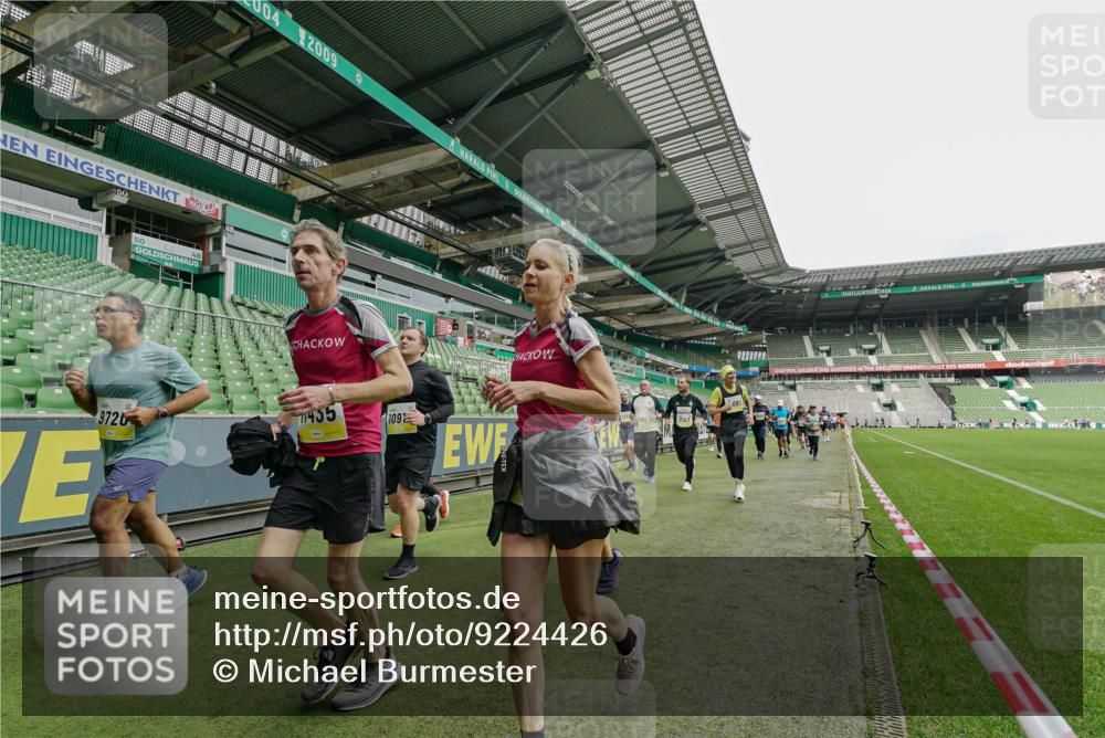05.10.2025 - 20. swb-Marathon Bremen Michael Burmester http://msf.ph/oto/9224426 05.10.2025 10:34:40 Laufen im Stadion 7101, 7147, 7215, 9183, 9188, 9219, 9266, 9292, 9309, 9372, 9430, 9472, 9540, 9547, 9585, 9591, 9669, 9672, 9714, 9719, 9720, 9722, 9766, 9783, 9797, 9820, 9844, 9847, 9872, 9925, 9932, 9943, 9947, 9952, 9981, 10003, 10005, 10009, 10024, 10069, 10080, 10088, 10111, 10116, 10169, 10178, 10191, 10196, 10200, 10260, 10261, 10263, 10285, 10329, 10341, 10397, 10398, 10408, 10424, 10527, 10641, 10645, 10648, 10653, 10950, 9529 meine-sportfotos.de