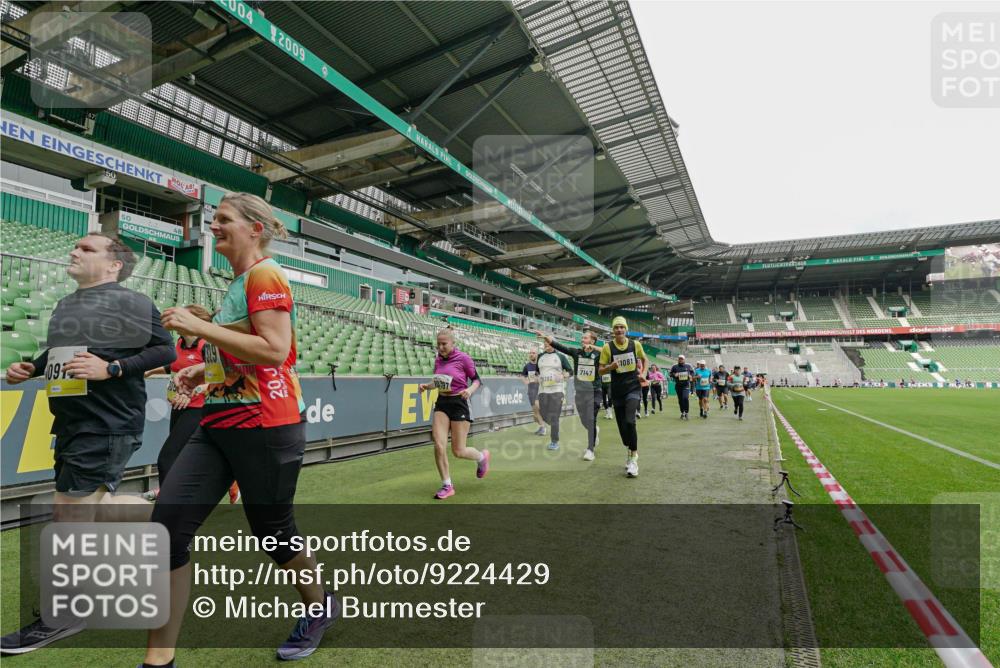 05.10.2025 - 20. swb-Marathon Bremen Michael Burmester http://msf.ph/oto/9224429 05.10.2025 10:34:40 Laufen im Stadion 7101, 7147, 7215, 9183, 9188, 9219, 9266, 9292, 9309, 9372, 9430, 9472, 9540, 9547, 9585, 9591, 9669, 9672, 9714, 9719, 9720, 9722, 9766, 9783, 9797, 9820, 9844, 9847, 9872, 9925, 9932, 9943, 9947, 9952, 9981, 10003, 10005, 10009, 10024, 10069, 10080, 10088, 10111, 10116, 10169, 10178, 10191, 10196, 10200, 10260, 10261, 10263, 10285, 10329, 10341, 10397, 10398, 10408, 10424, 10527, 10641, 10645, 10648, 10653, 10950, 9529 meine-sportfotos.de