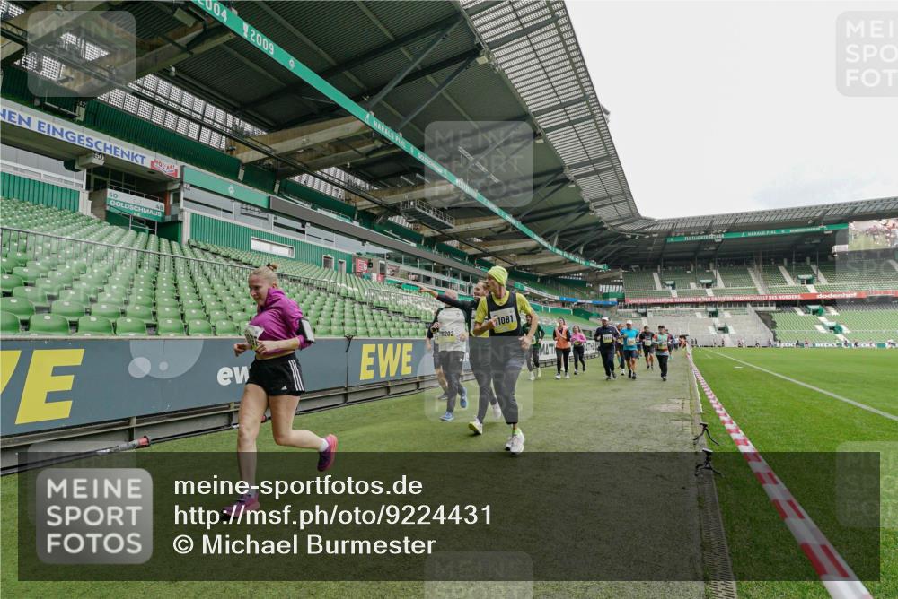 05.10.2025 - 20. swb-Marathon Bremen Michael Burmester http://msf.ph/oto/9224431 05.10.2025 10:34:41 Laufen im Stadion 7101, 7147, 7215, 9183, 9188, 9201, 9219, 9266, 9292, 9309, 9372, 9430, 9472, 9540, 9547, 9585, 9591, 9669, 9672, 9714, 9719, 9720, 9722, 9766, 9783, 9797, 9820, 9844, 9847, 9872, 9925, 9932, 9943, 9947, 9952, 9981, 10003, 10005, 10009, 10024, 10069, 10080, 10088, 10111, 10116, 10169, 10178, 10191, 10196, 10200, 10260, 10261, 10263, 10281, 10285, 10329, 10341, 10397, 10398, 10408, 10424, 10527, 10641, 10645, 10648, 10653, 10950, 9529 meine-sportfotos.de