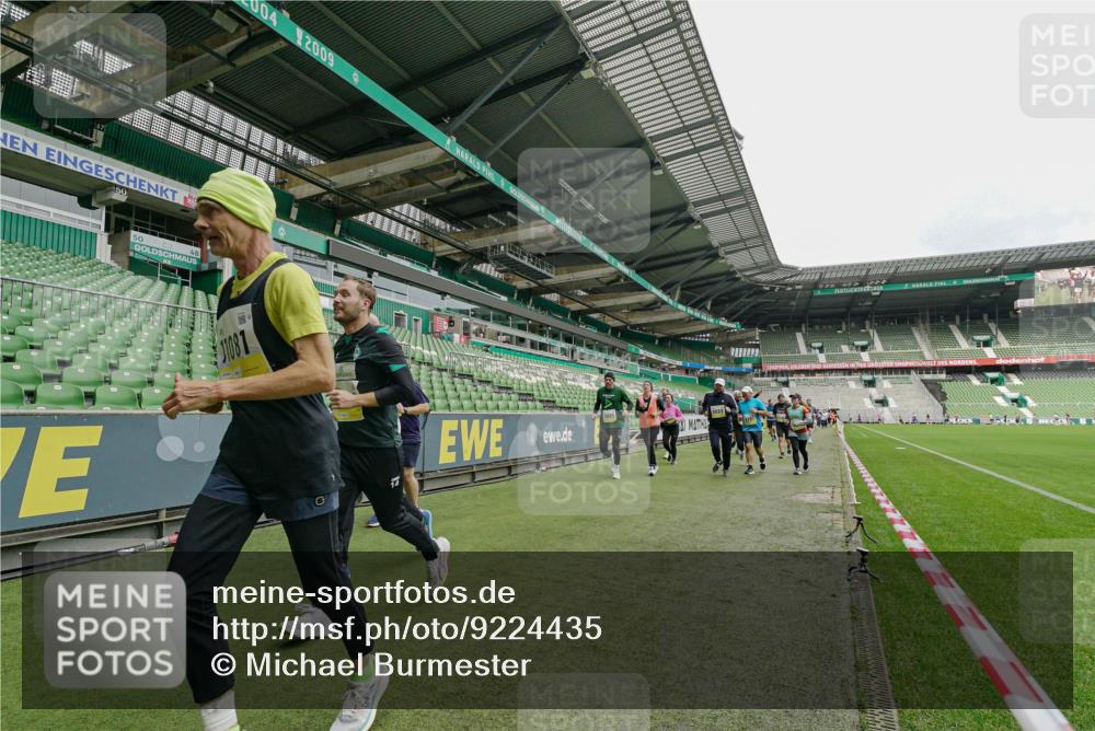 05.10.2025 - 20. swb-Marathon Bremen Michael Burmester http://msf.ph/oto/9224435 05.10.2025 10:34:42 Laufen im Stadion 7101, 7147, 7215, 9183, 9188, 9201, 9219, 9266, 9292, 9309, 9372, 9430, 9472, 9540, 9547, 9585, 9591, 9622, 9669, 9672, 9714, 9719, 9720, 9722, 9766, 9783, 9797, 9820, 9844, 9847, 9872, 9925, 9932, 9943, 9947, 9952, 9981, 10003, 10005, 10009, 10024, 10069, 10080, 10088, 10111, 10116, 10169, 10178, 10191, 10196, 10200, 10260, 10261, 10263, 10281, 10285, 10329, 10341, 10397, 10398, 10408, 10424, 10527, 10641, 10645, 10648, 10653, 10694, 10834, 10950, 9529 meine-sportfotos.de